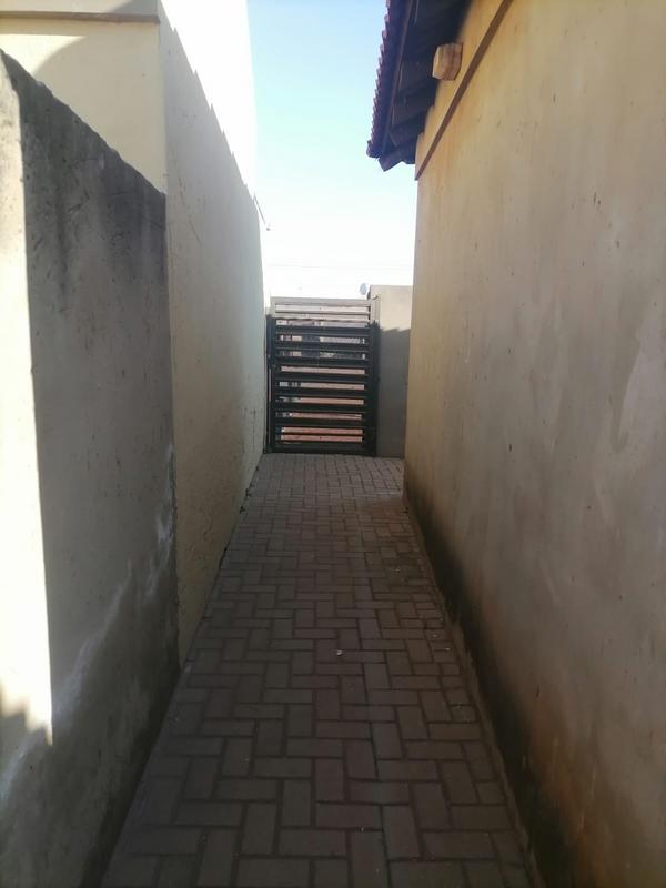2 Bedroom Property for Sale in Moleleki Gauteng