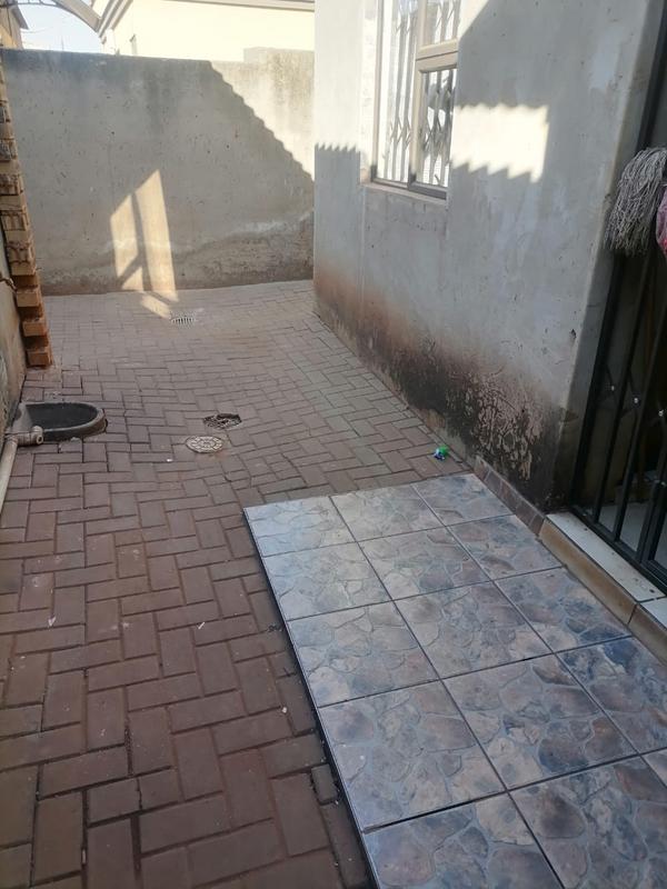 2 Bedroom Property for Sale in Moleleki Gauteng