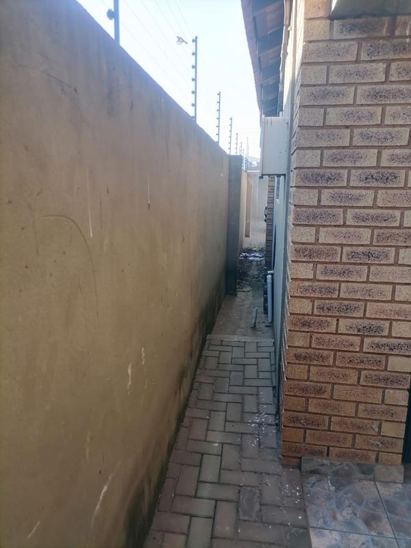 2 Bedroom Property for Sale in Moleleki Gauteng