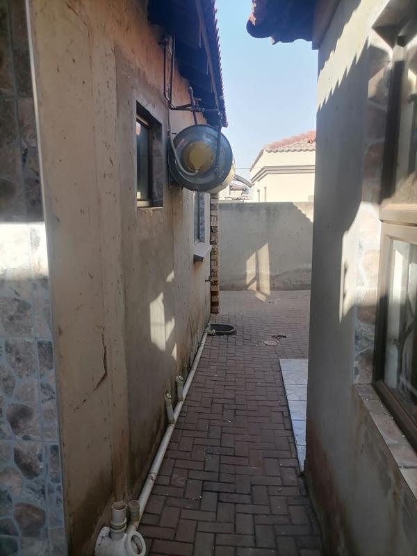 2 Bedroom Property for Sale in Moleleki Gauteng