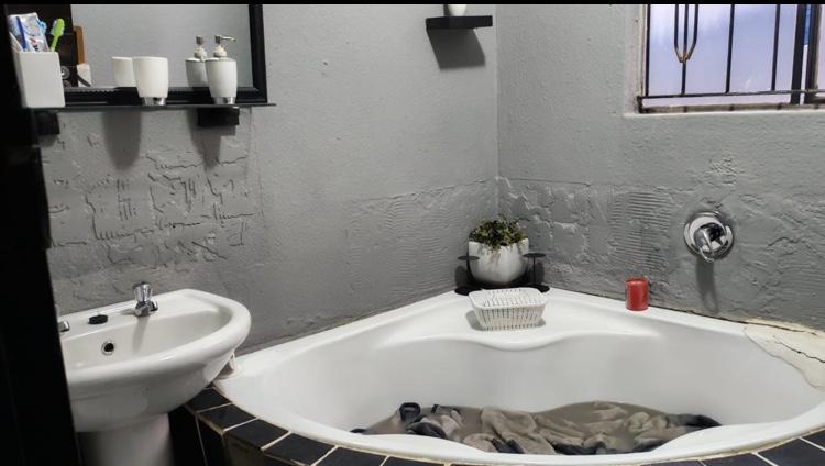 2 Bedroom Property for Sale in Clayville East Gauteng
