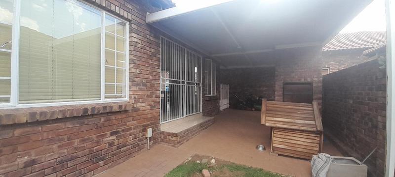To Let 3 Bedroom Property for Rent in Thatchfield Gauteng