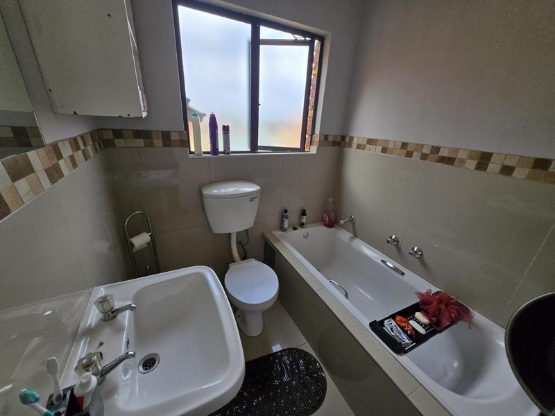 To Let 2 Bedroom Property for Rent in Mondeor Gauteng