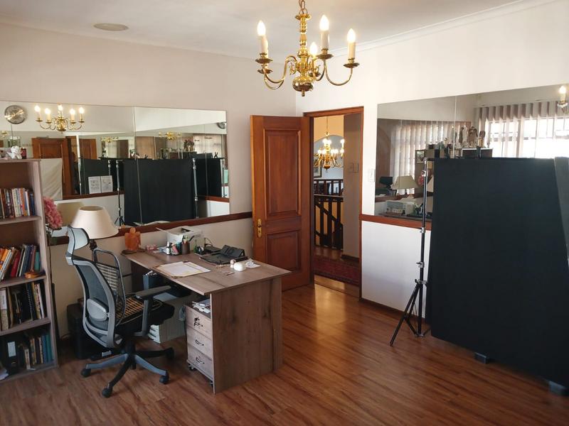 6 Bedroom Property for Sale in Zwartkop Gauteng