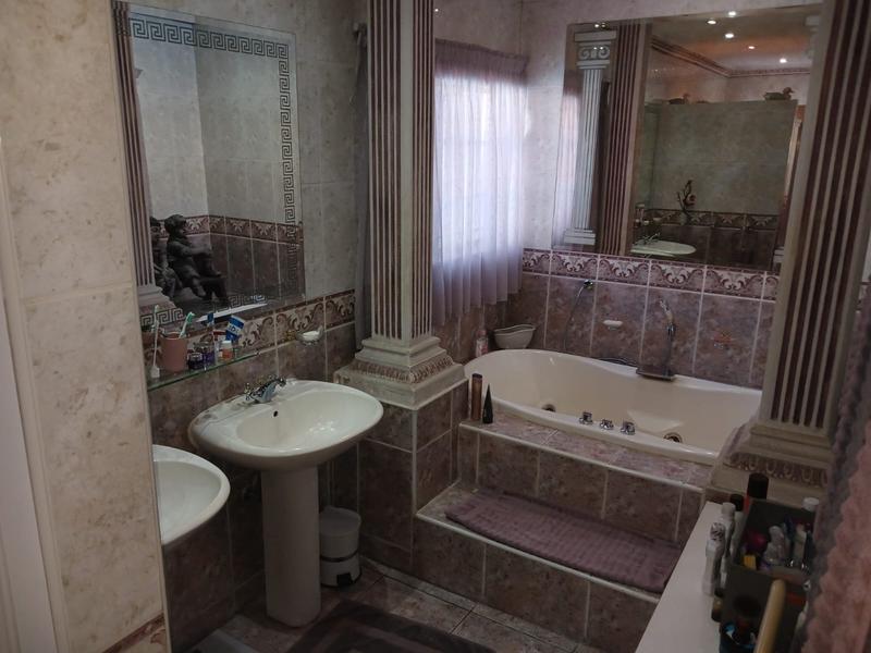 6 Bedroom Property for Sale in Zwartkop Gauteng