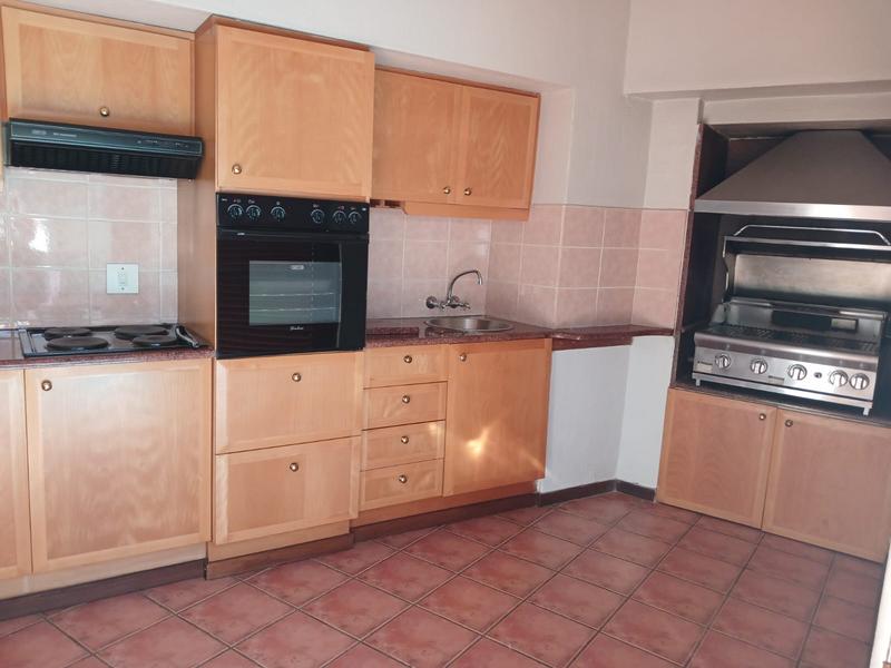 6 Bedroom Property for Sale in Zwartkop Gauteng