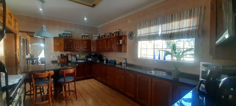 6 Bedroom Property for Sale in Zwartkop Gauteng