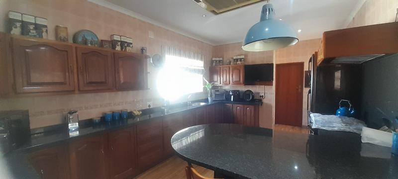 6 Bedroom Property for Sale in Zwartkop Gauteng