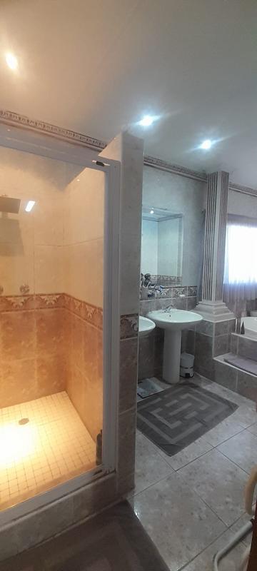 6 Bedroom Property for Sale in Zwartkop Gauteng