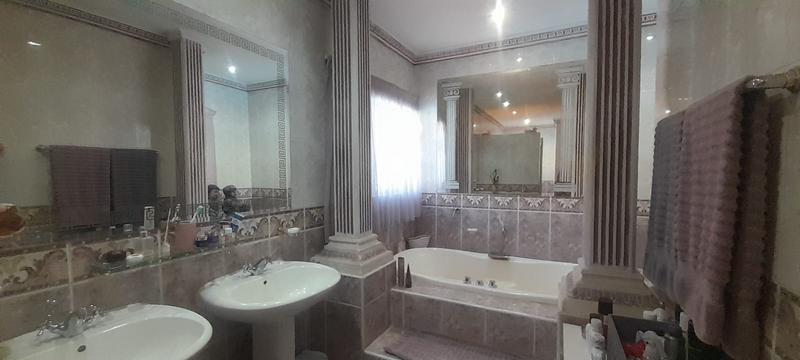 6 Bedroom Property for Sale in Zwartkop Gauteng