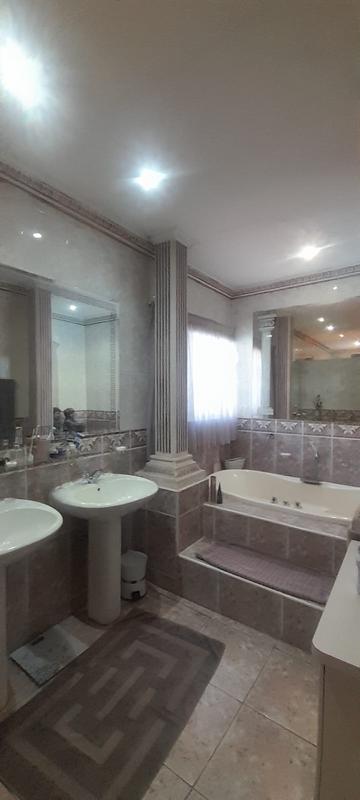 6 Bedroom Property for Sale in Zwartkop Gauteng