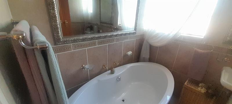 6 Bedroom Property for Sale in Zwartkop Gauteng