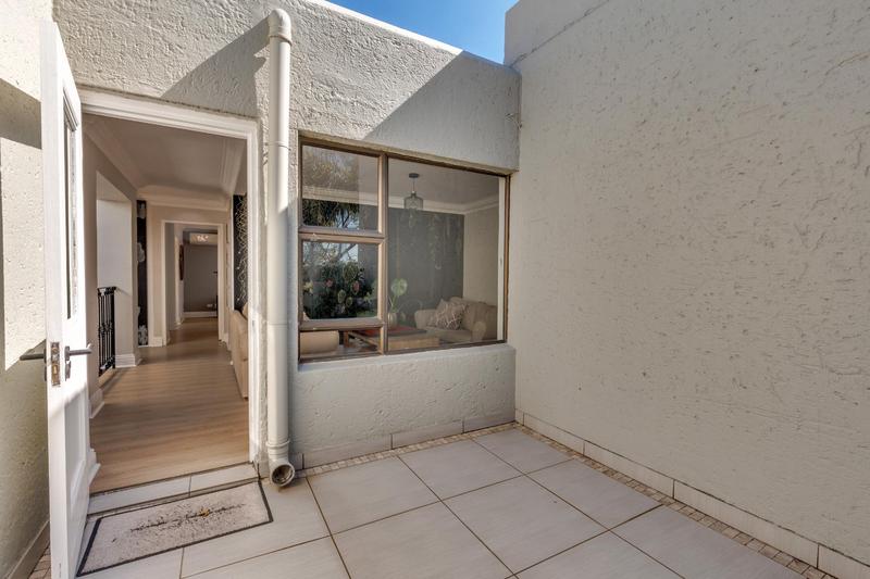 5 Bedroom Property for Sale in Fourways Gardens Gauteng