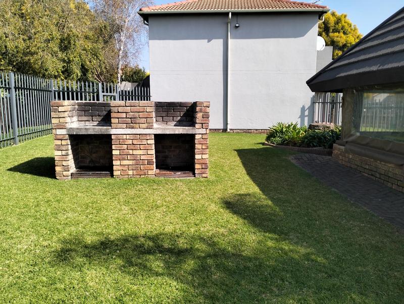 2 Bedroom Property for Sale in Glen Marais Gauteng