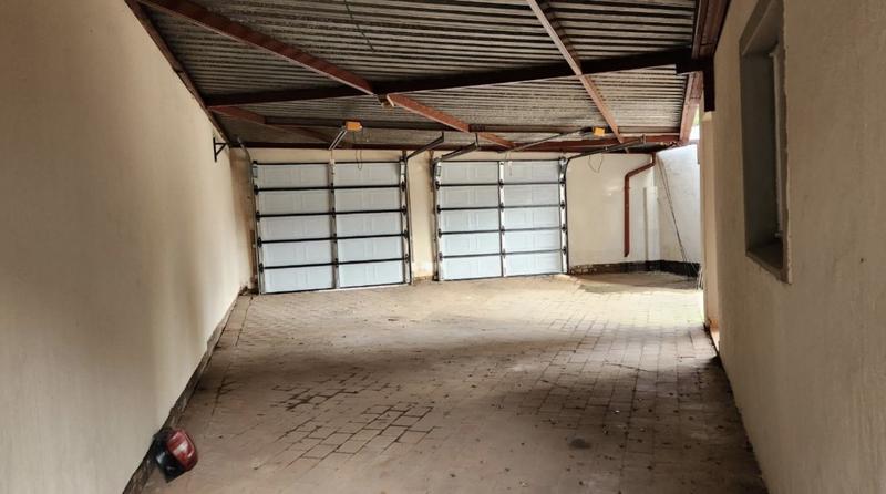 6 Bedroom Property for Sale in Glen Marais Gauteng