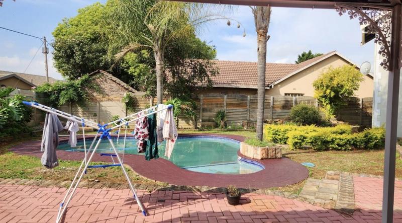 6 Bedroom Property for Sale in Glen Marais Gauteng