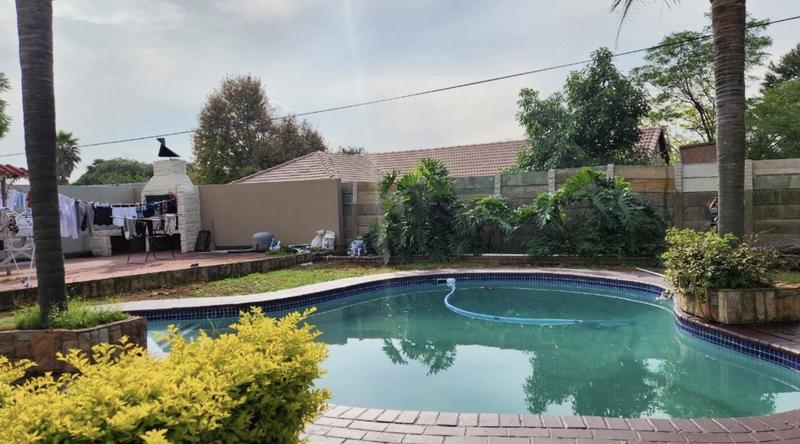 6 Bedroom Property for Sale in Glen Marais Gauteng