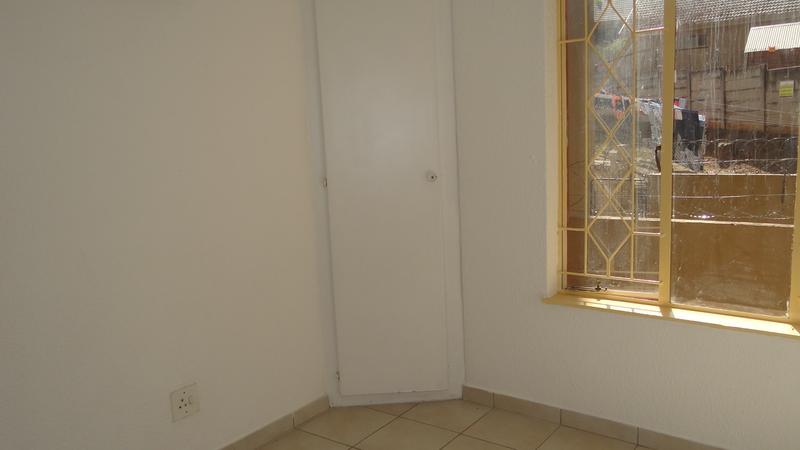 To Let 2 Bedroom Property for Rent in Helderkruin Gauteng