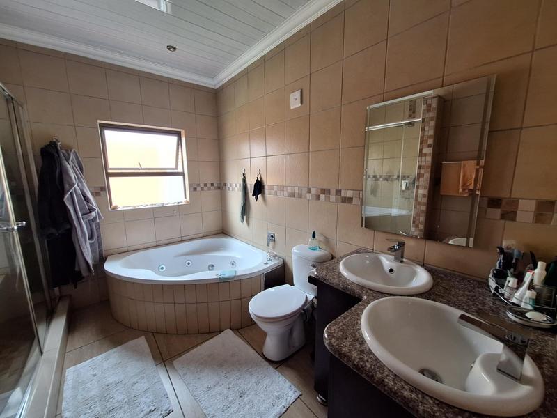 5 Bedroom Property for Sale in Thatchfield Gauteng