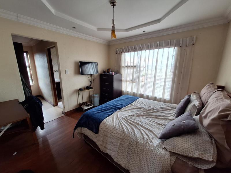 5 Bedroom Property for Sale in Thatchfield Gauteng
