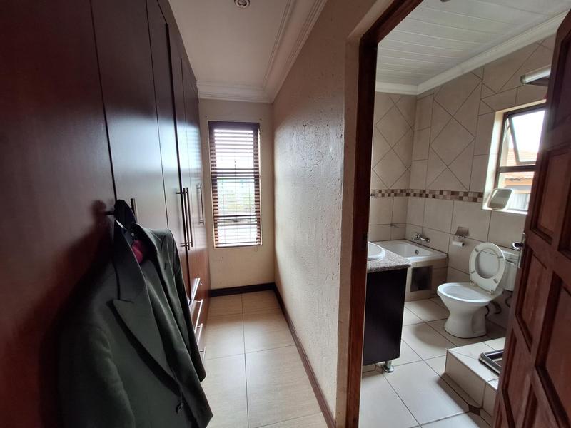 5 Bedroom Property for Sale in Thatchfield Gauteng