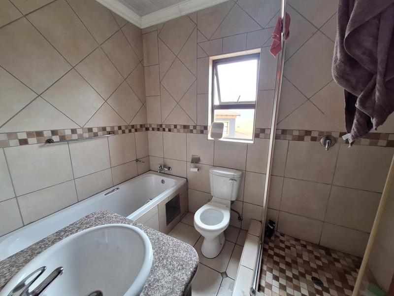 5 Bedroom Property for Sale in Thatchfield Gauteng