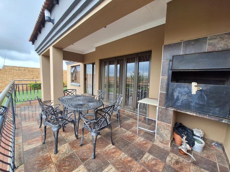 5 Bedroom Property for Sale in Thatchfield Gauteng