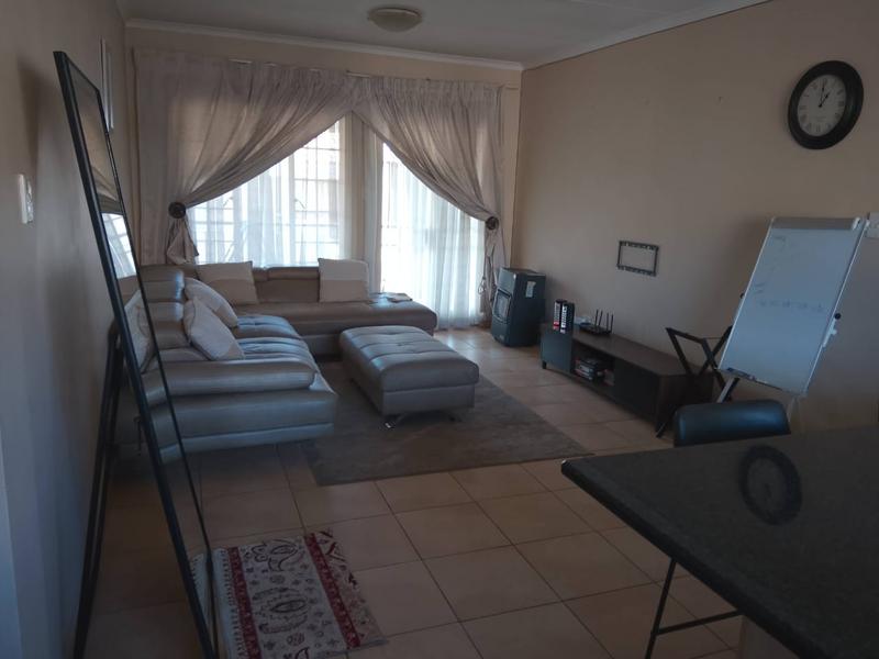 To Let 2 Bedroom Property for Rent in Mondeor Gauteng