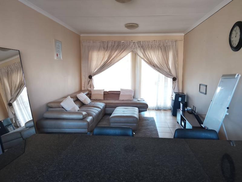 To Let 2 Bedroom Property for Rent in Mondeor Gauteng