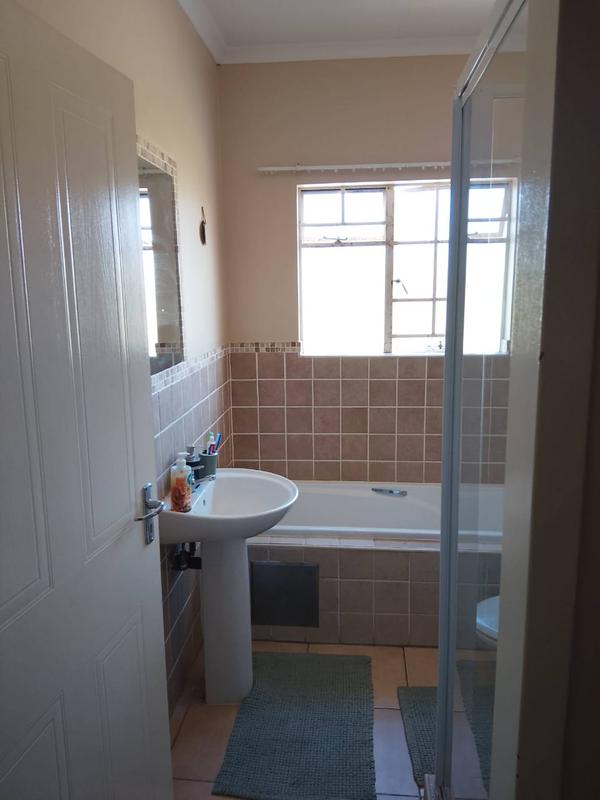 To Let 2 Bedroom Property for Rent in Mondeor Gauteng