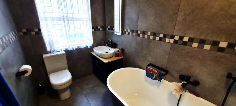 3 Bedroom Property for Sale in Bonaero Park Gauteng