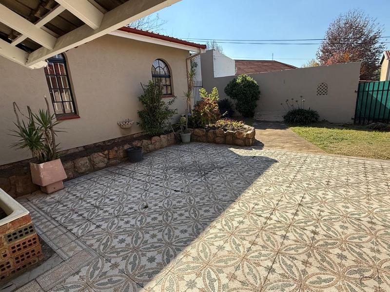 4 Bedroom Property for Sale in Oakdene Gauteng