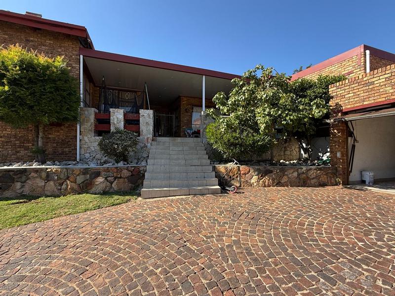 4 Bedroom Property for Sale in Oakdene Gauteng