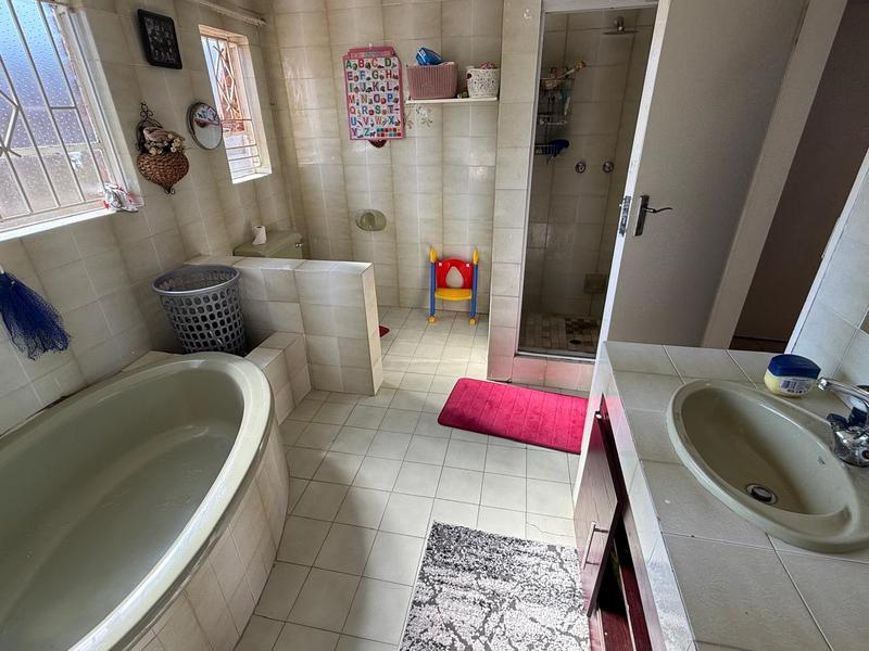 4 Bedroom Property for Sale in Oakdene Gauteng