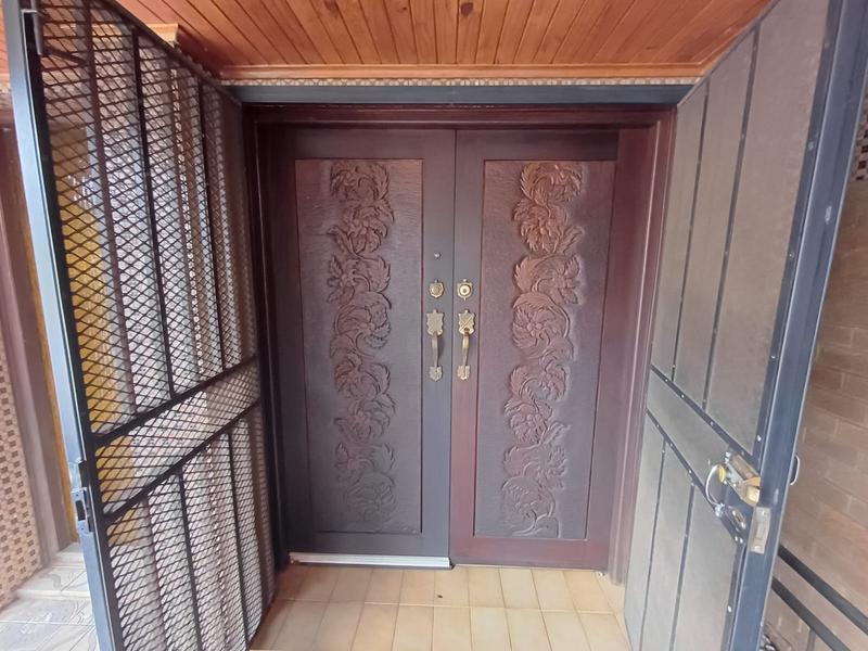 5 Bedroom Property for Sale in Unitas Park Gauteng
