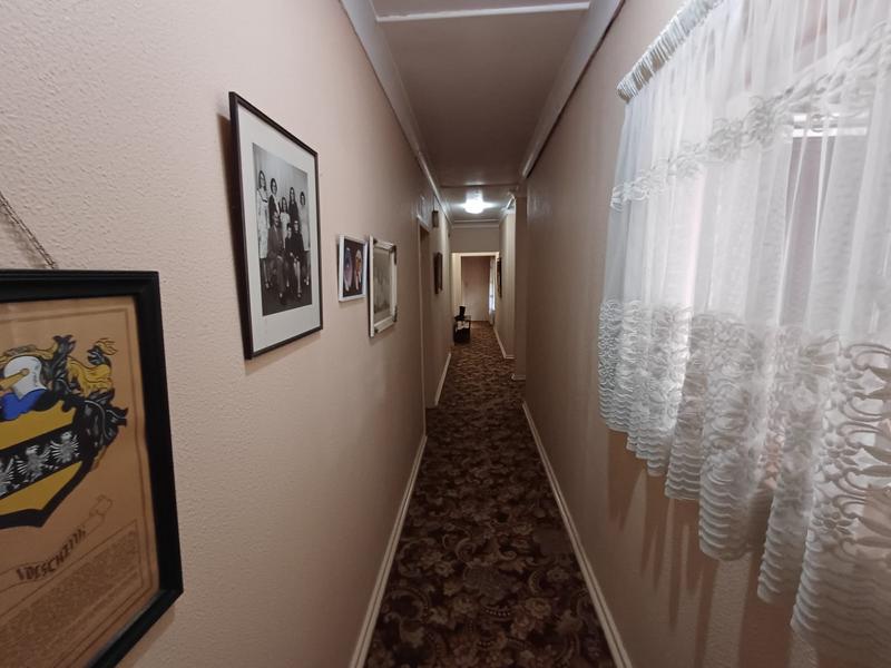 5 Bedroom Property for Sale in Unitas Park Gauteng