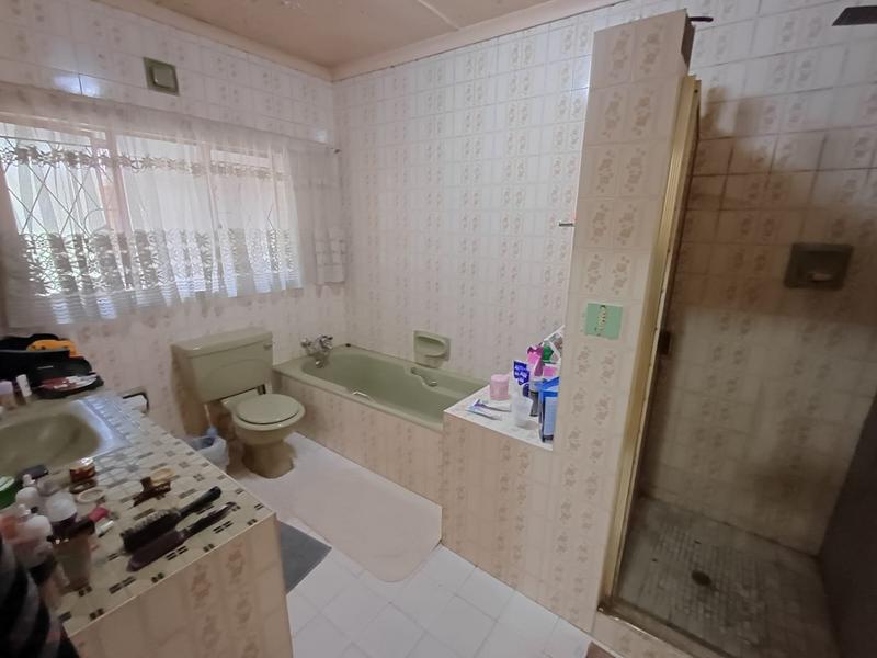 5 Bedroom Property for Sale in Unitas Park Gauteng