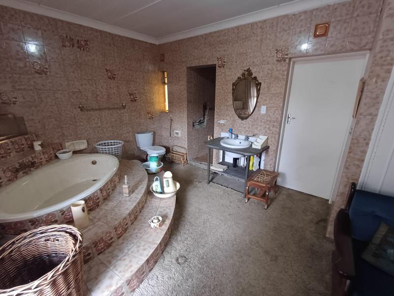 5 Bedroom Property for Sale in Unitas Park Gauteng