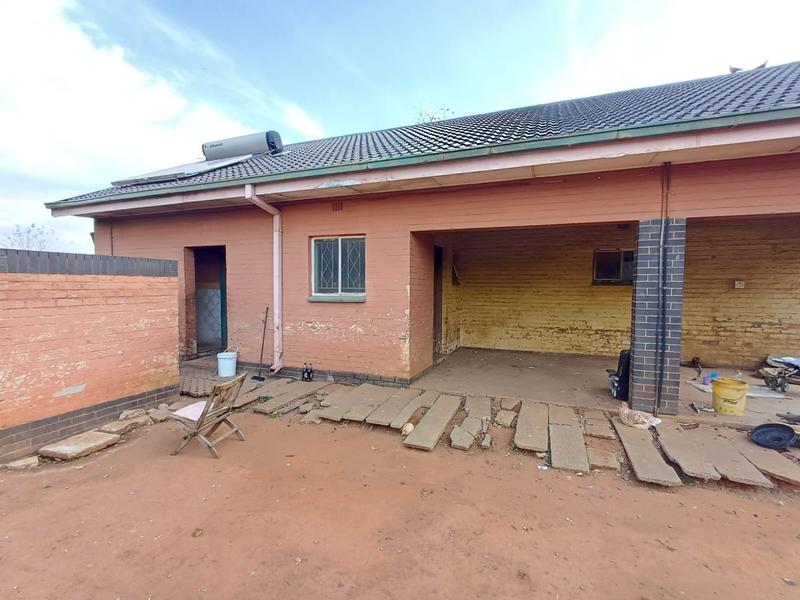 5 Bedroom Property for Sale in Unitas Park Gauteng