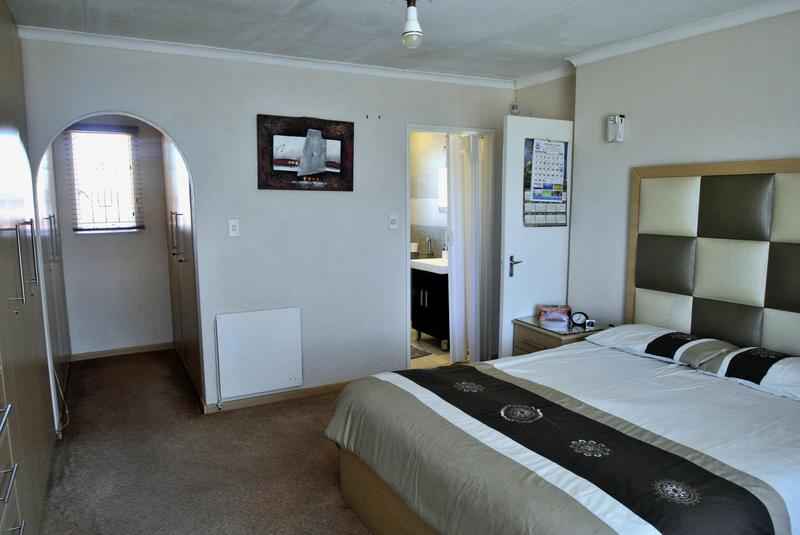 4 Bedroom Property for Sale in Zakariyya Park Gauteng