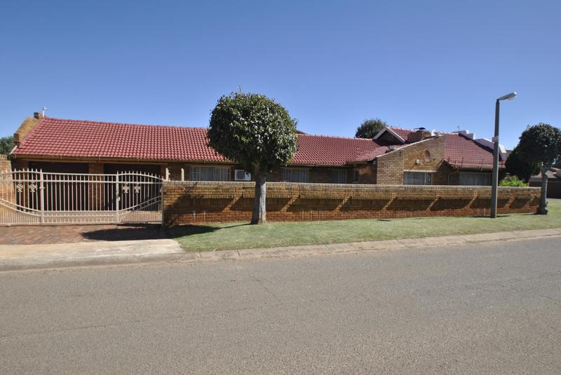 4 Bedroom Property for Sale in Zakariyya Park Gauteng