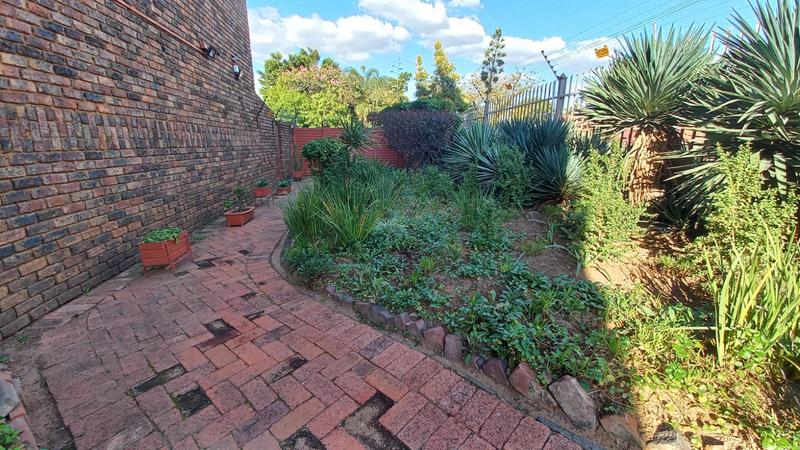 2 Bedroom Property for Sale in Pretoria Gardens Gauteng