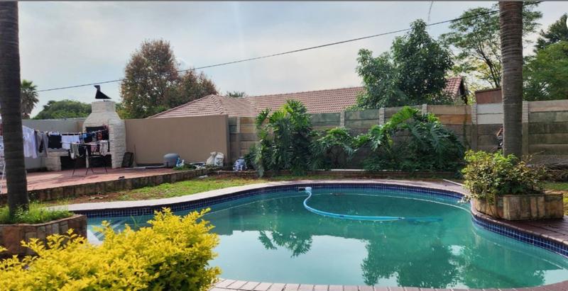 6 Bedroom Property for Sale in Glen Marais Gauteng