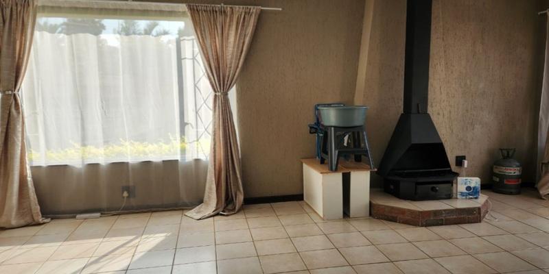6 Bedroom Property for Sale in Glen Marais Gauteng
