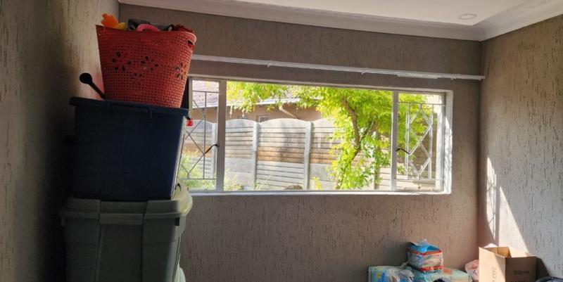 6 Bedroom Property for Sale in Glen Marais Gauteng