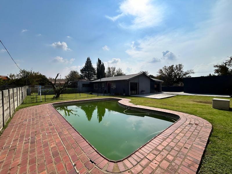 3 Bedroom Property for Sale in Dunnottar Gauteng