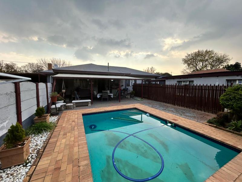 5 Bedroom Property for Sale in Dunnottar Gauteng