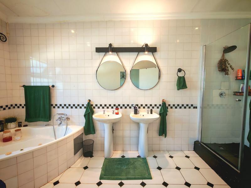4 Bedroom Property for Sale in Lisdogan Park Gauteng