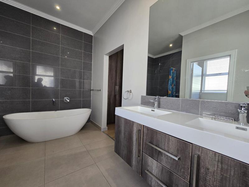 To Let 4 Bedroom Property for Rent in Waterkloof Heights Gauteng