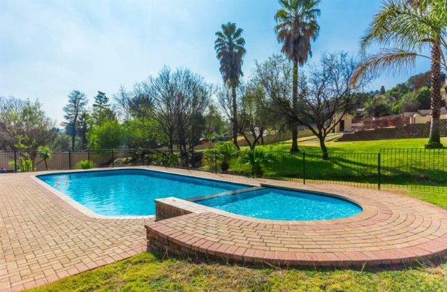 2 Bedroom Property for Sale in Helderkruin Gauteng